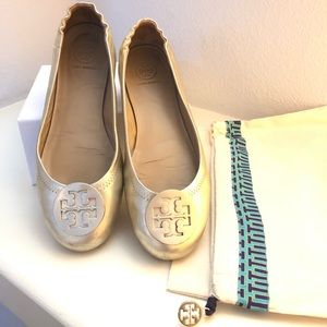 Tory Burch Flats - Metallic: Gold/Silver